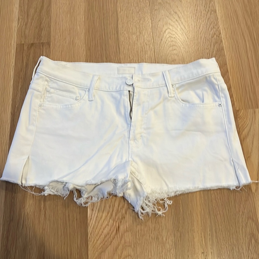 Mother teaser slit short in white